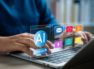 Nybörjare inom kryptoinvestering som lär sig grunderna i AI-baserad automatiserad handel