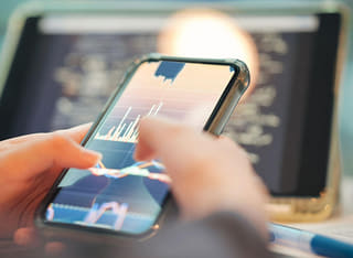 Investerare som granskar en transparent process för uttag och överföring av medel