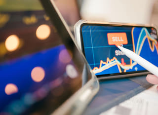 Handlare som analyserar Bitcoin, Ethereum och alternativ på valutamarknaden över flera marknader